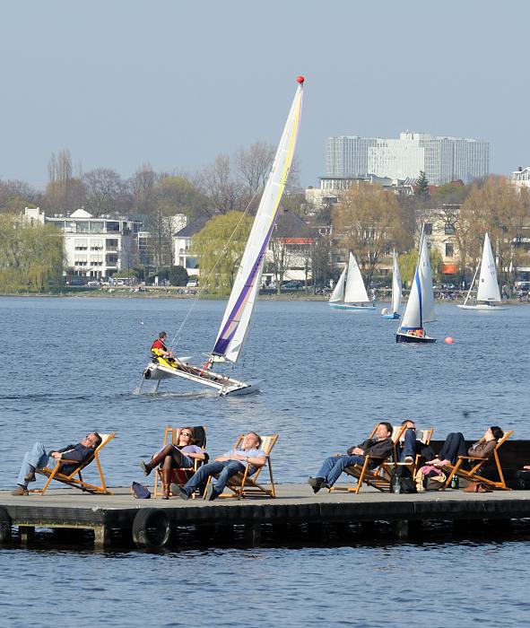1230_2850 Ein Katamaran fährt hart am Wind auf der Alster, weitere Seglboote im Hintergrund. | Bilder vom Fruehling in Hamburg; Vol. 1